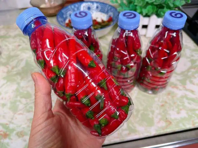 bao-quan-ot-2 Sử dụng các loại chai nhựa để bảo quản ớt trong tủ lạnh.