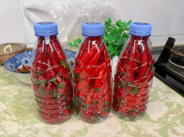 bao-quan-ot-3 Dầu ăn sẽ giúp ớt tươi lâu.