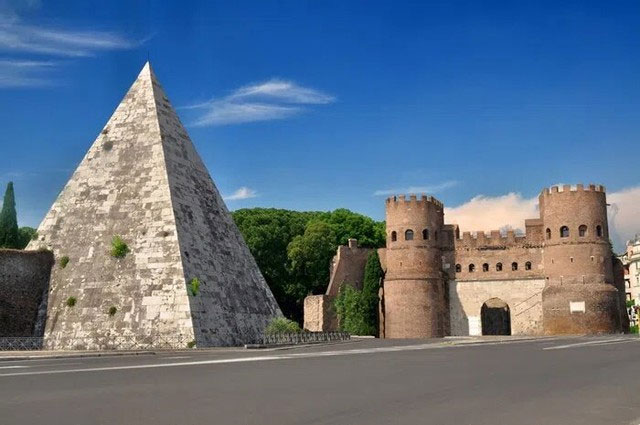 Kim tự tháp Cestius, Italy.