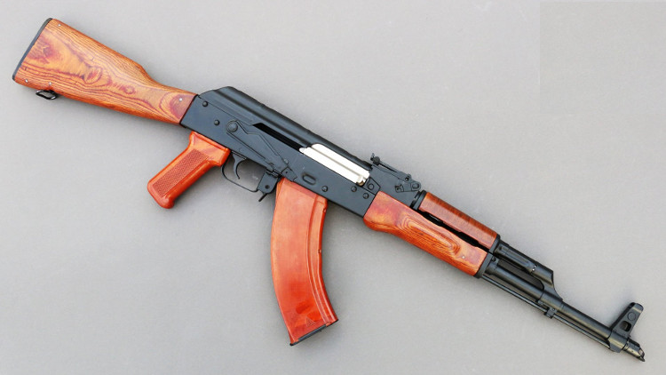 ak-47-1 Một số người vẫn cho rằng AK-47 đã chịu ảnh hưởng từ thiết kế của khẩu súng StG-44 của Đức.