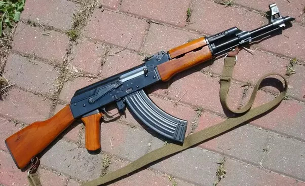 ak-47-2 Ở đa số các quốc gia thuộc khối Đông Âu, hiểu biết về vũ khí đơn giản chỉ cần là "súng AK".