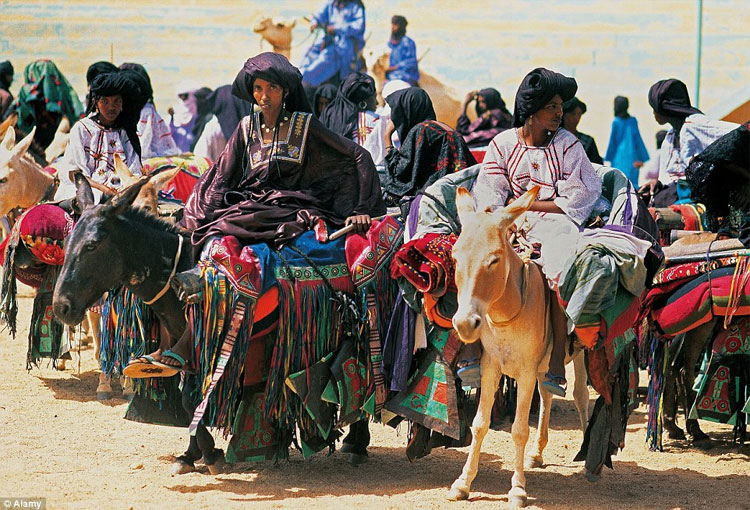 bo-lac-tuareg-3 Dân số của người Tuareg hiện là khoảng 1 triệu người.