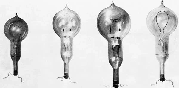 bong-den-doi-dau Những chiếc bóng đèn thời kỳ đầu.