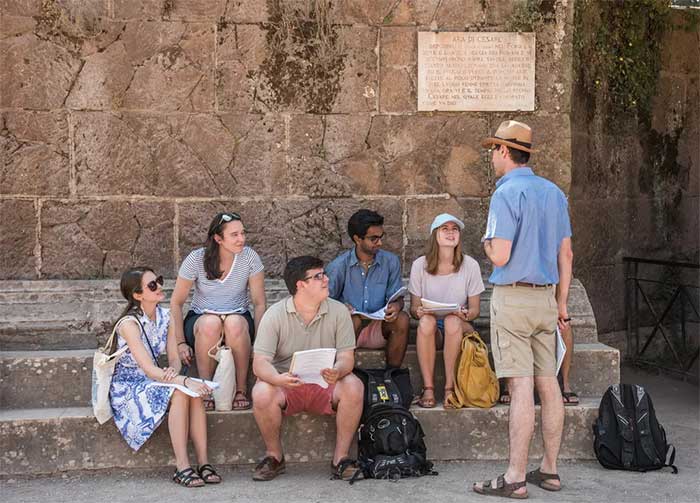 Một buổi học tiếng Latinh ở Diễn đàn La Mã và Đồi Palatine.