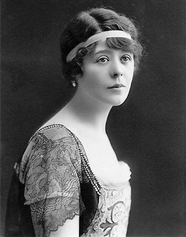 camille-clifford Camille Clifford
