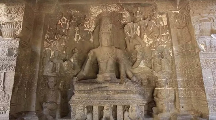Các vị thần được chạm khắc bên trái lối vào được cho là tín đồ của thần Shiva.
