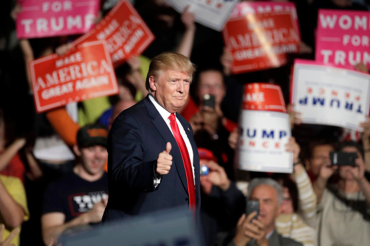 Tân Tổng thống Donald Trump chiến thắng áp đảo đối thủ Hillary Clinton trong cuộc đua vào Nhà Trắng. Tân Tổng thống Donald Trump chiến thắng áp đảo đối thủ Hillary Clinton trong cuộc đua vào Nhà Trắng.