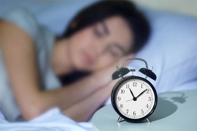 gio-di-ngu-tot-nha Bạn nên ngủ tầm 22-23h, không thức quá nửa đêm.
