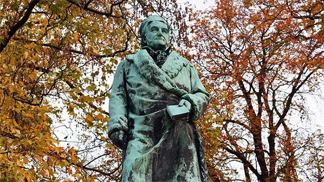 johann-carl-friedrich-gaub Bức tượng ghi nhận những đóng góp của nhà toán học Gauß