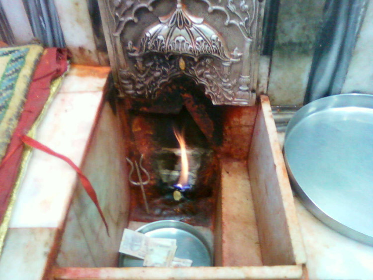 Lửa trong đền Jwalamukhi, Ấn Độ