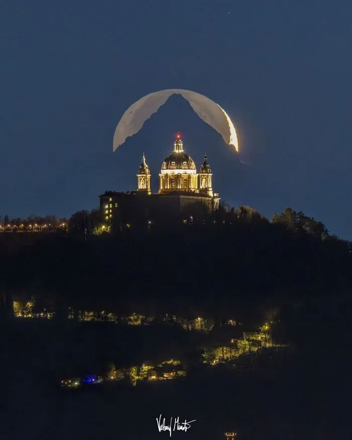 khoanh-khac-tuyet-dep-cua-mat-trang Tác phẩm "Cathedral, Mountain, Moon" của nhiếp ảnh gia người Italy chụp hôm 15/12/2023.