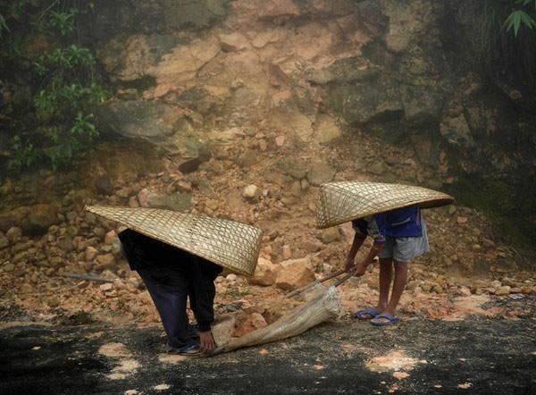 Cuộc sống kỳ lạ tại nơi “ẩm ướt nhất thế giới” Áo mưa đặc biệt với hình dạng như chiếc thuyền .