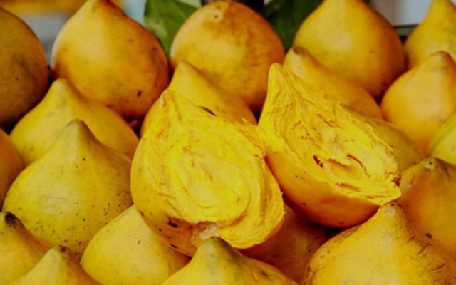 qua-trung-ga Quả trứng gà chín vàng cả bên trong và bên ngoài.