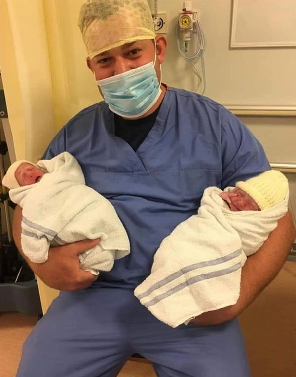 sinh-doi Chồng của Sophie Small, Jonathan, chụp ảnh cùng các con gái mới chào đời.
