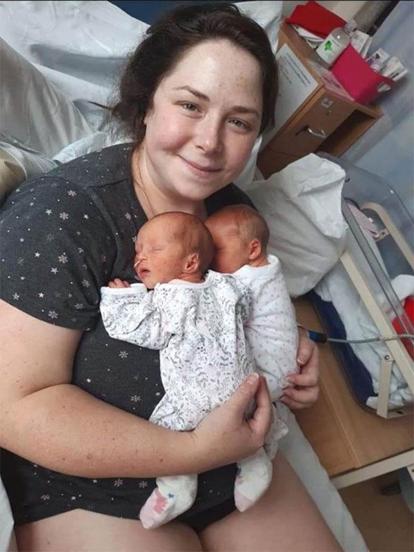 sophie-small Sophie Small sinh hai cô con gái Holly và Darcy vào tháng 8/2020.