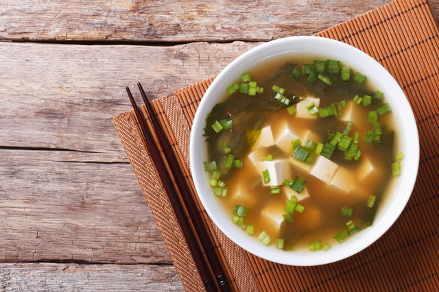 Súp miso của người Nhật Bản.