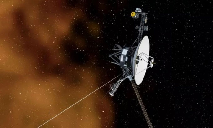 Mô phỏng tàu Voyager 1 di chuyển trong không gian liên sao.