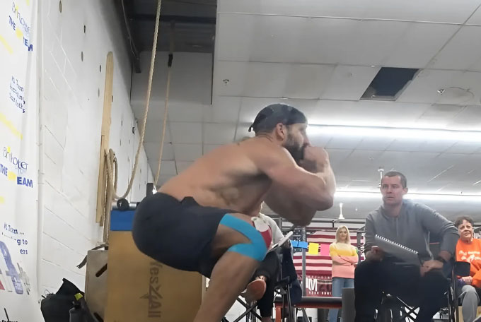 Tony Piraino trong quá trình xác lập kỷ lục squat.