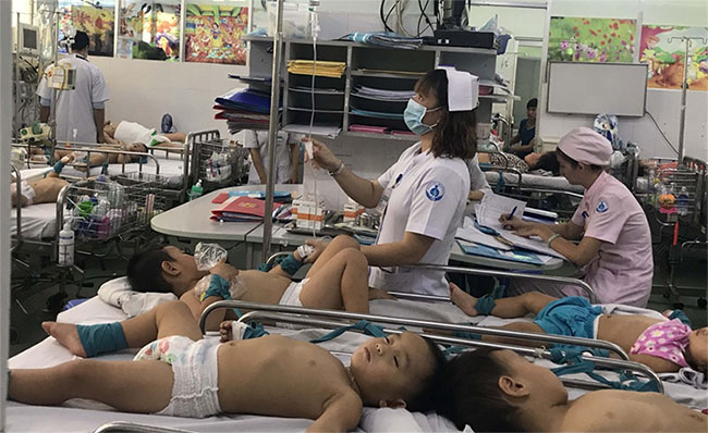 tre-mac-chan-tay-mieng Trẻ bị tay chân miệng điều trị tại Bệnh viện Nhi đồng 1.