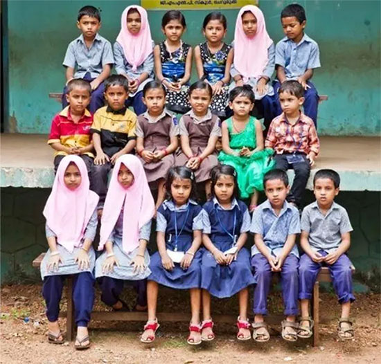 tre-sinh-doi Các trường học, lớp học đều có rất nhiều cặp sinh đôi.