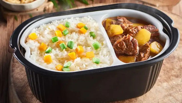 com-tu-soi Gạo trong cơm tự sôi không phaair gạo thật.