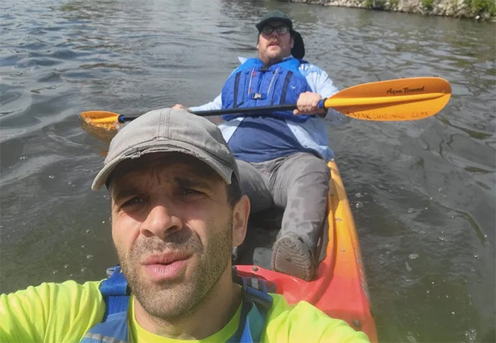 joey-santore YouTuber Joey Santore (trái) và Al Scorch trên thuyền kayak ở sông Chicago.
