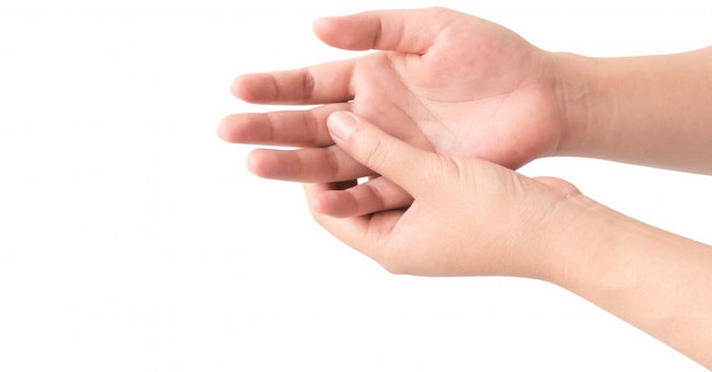 Tìm hiểu triệu chứng và cách chữa ngón tay gãy bút chì