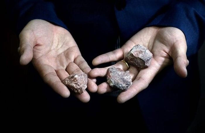 dolomite Dolomite thường được tìm thấy trong các loại đá có niên đại hơn 100 triệu năm.