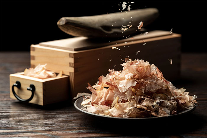 katsuobushi-2 Khi được bào mỏng, chúng để lộ màu hồng nhạt phía trong có khả năng kích thích vị giác.
