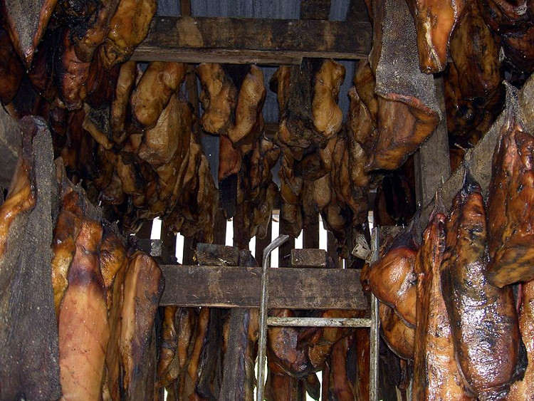 hakarl Sau khi chôn, người ta sẽ đào lên và treo ngược xác cá trước gió, với thời gian ít nhất là 9 tháng.