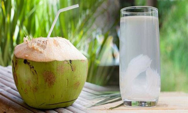 nuoc-dua Nước dừa giúp điều hòa kinh nguyệt tốt hơn, giảm đau bụng kinh, tránh mất nước và mất sức...