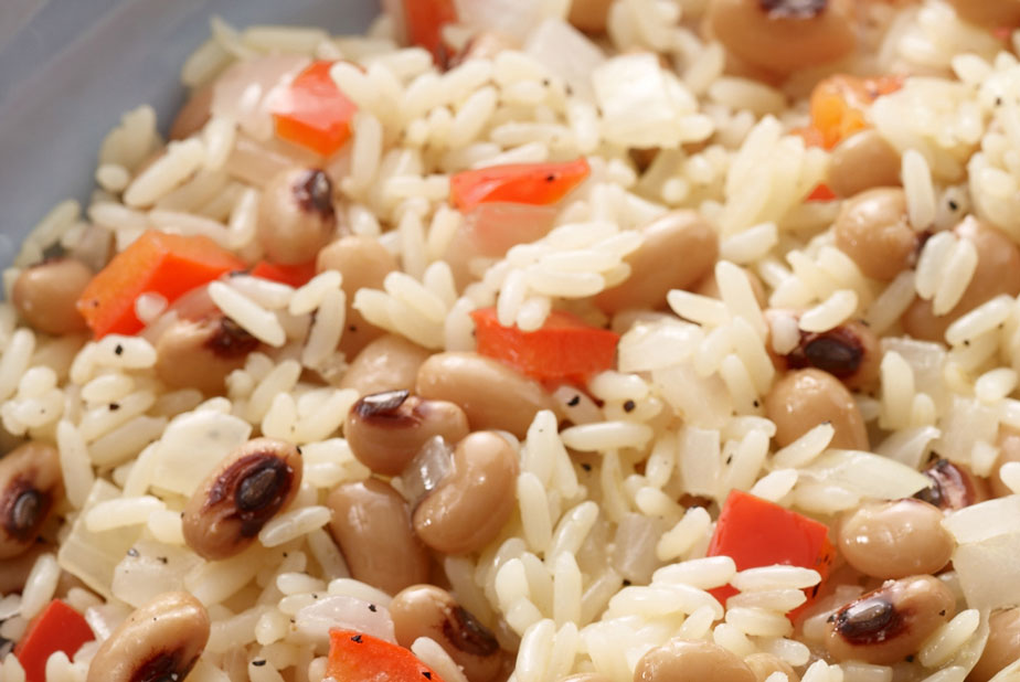 Ở miền Nam nước Mỹ, người dân thường ăn món Hoppin' John làm từ đậu mắt đen hoặc đậu đũa. Ở miền Nam nước Mỹ, người dân thường ăn món Hoppin' John làm từ đậu mắt đen hoặc đậu đũa.