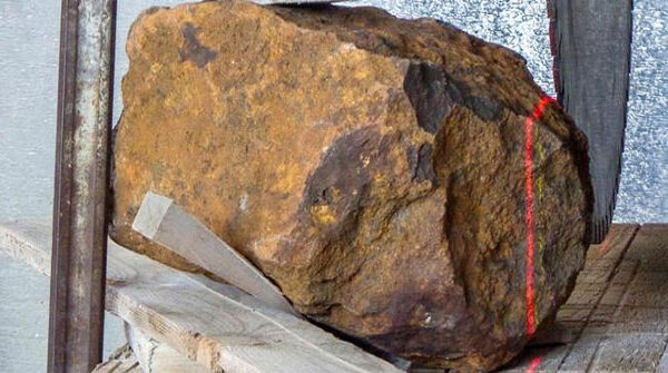 Thiên thạch hơn 30 kg rơi xuống vườn nhà dân