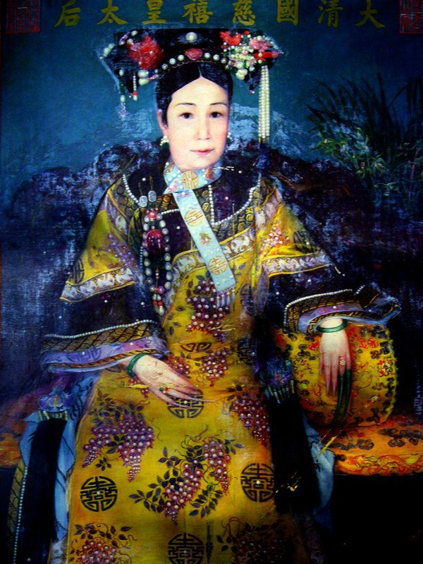 tu-hi-thai-hau-1 Tranh Từ Hy Thái hậu do một họa sỹ cung đình vẽ không rõ năm.