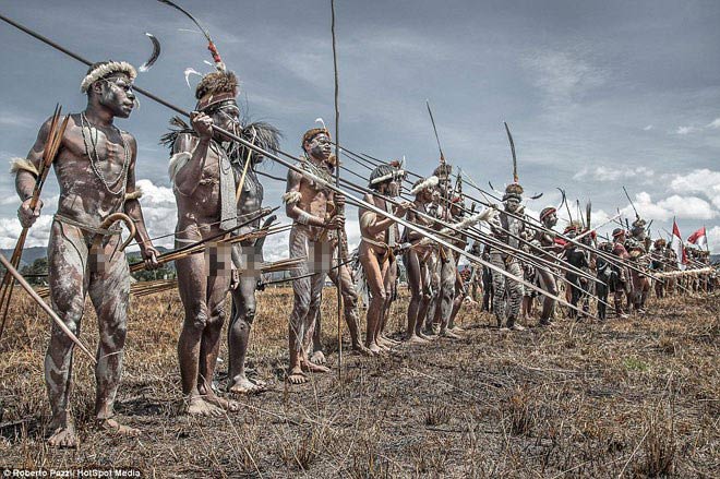 Bộ tộc Dani được phát hiện vào năm 1938 Bộ lạc sống kiểu “ăn lông ở lỗ” ở Indonesia