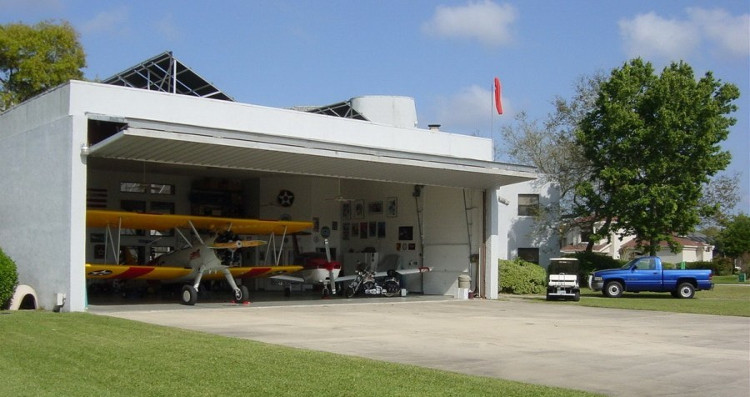 Thay vì có garage ô tô, người dân sử dụng nhà chứa máy bay. Thay vì có garage ô tô, người dân sử dụng nhà chứa máy bay.