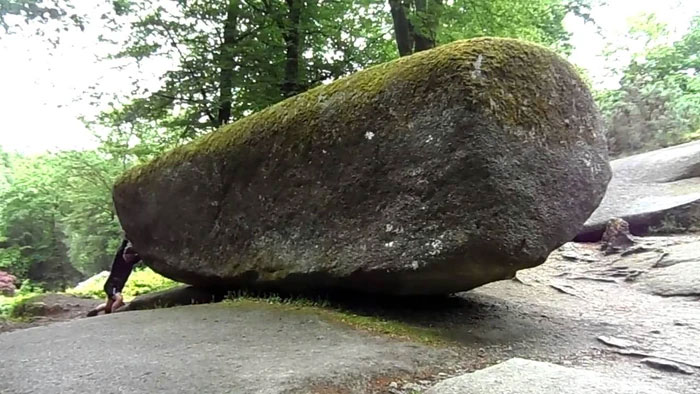 trembling-rock Tảng đá Trembling nặng tới 137 tấn nằm trong khu rừng Huelgoat ở Pháp.