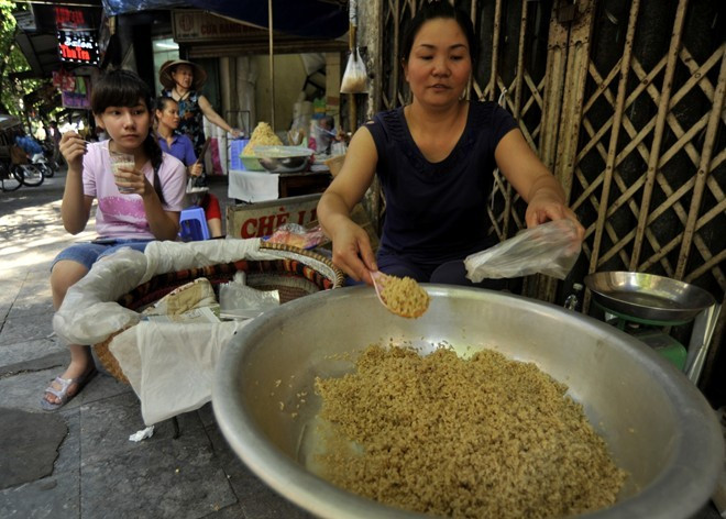 ban-ruou-nep Người dân nhiều vùng miền trên cả nước vẫn giữ phong tục mua rượu nếp, trái cây, cúng lễ trong ngày Tết Đoan Ngọ.