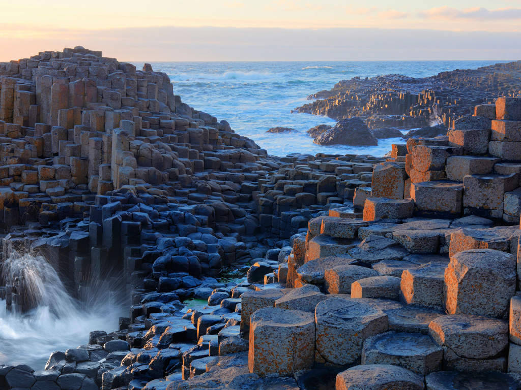 Ghềnh đá đĩa khổng lồ (Giant Causeway) ở County Antrim được cho là hình thành từ vụ phun trào núi lửa cách đây 60 triệu năm. Ghềnh đá đĩa khổng lồ (Giant Causeway) ở County Antrim được cho là hình thành từ vụ phun trào núi lửa cách đây 60 triệu năm.
