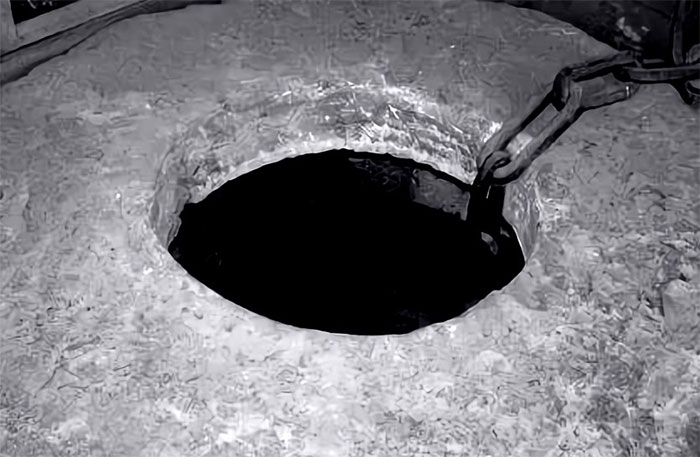 Tương truyền phía dưới giếng trấn áp một con rồng già, bị trói bởi một sợi xích sắt rất to.