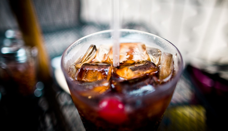 nuoc-ngot-co-ga Uống soda (ngay cả với số lượng rất ít) mỗi ngày có thể tăng gấp 3 nguy cơ mắc bệnh suy giảm trí nhớ.